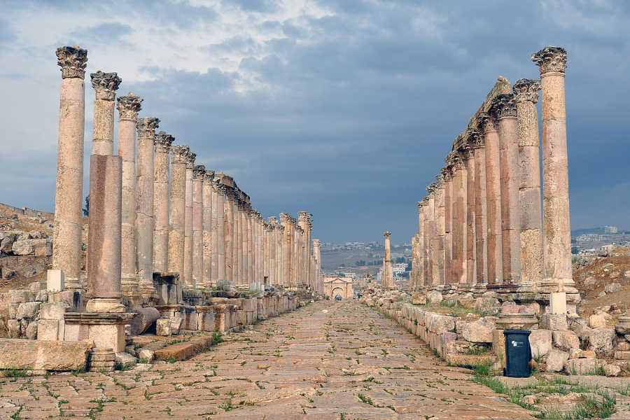 Jerash_-_colonnaded_street