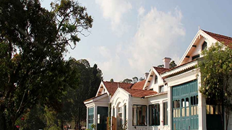 Outdoor view of at Colonial House near SIM's Park front view