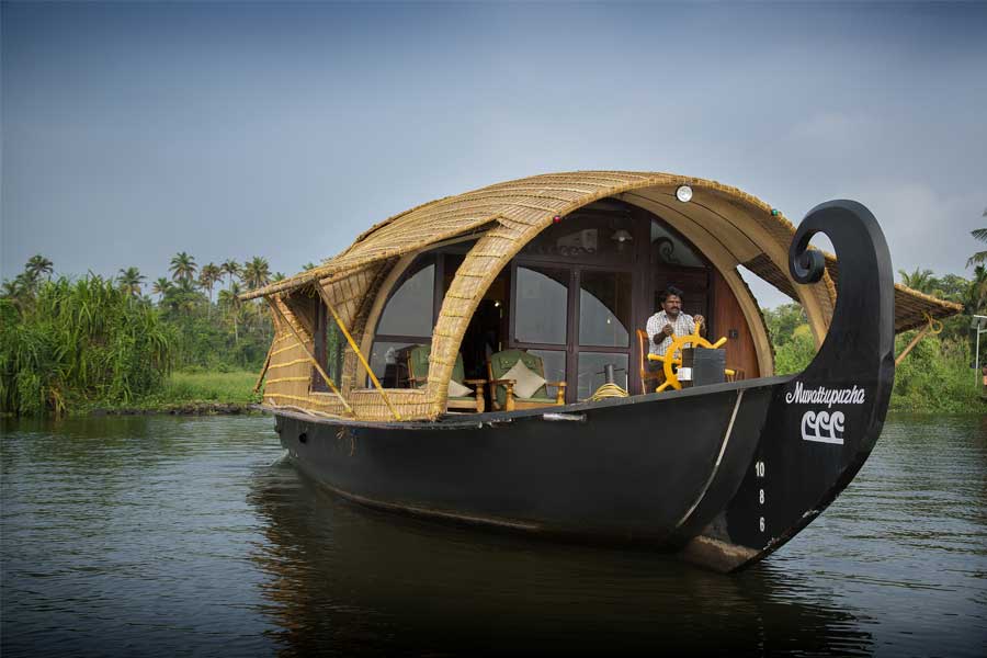 Luxury-Houseboat-at-the-Beautiful-Resort-Stay-at-Allepey backwaters