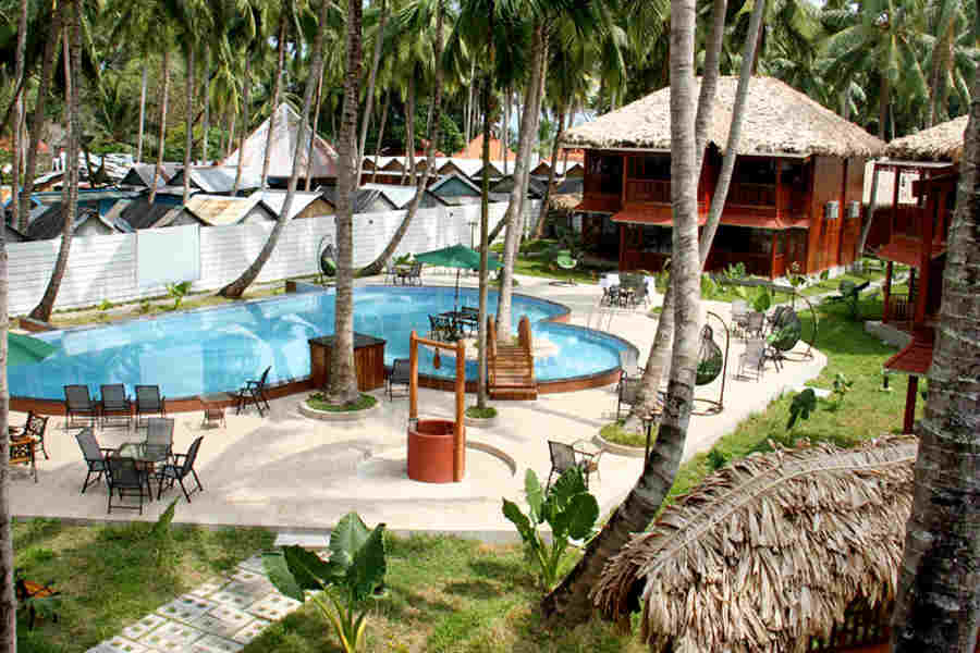 The swimming pool at the Romantic Beach Resort On Havelock Island